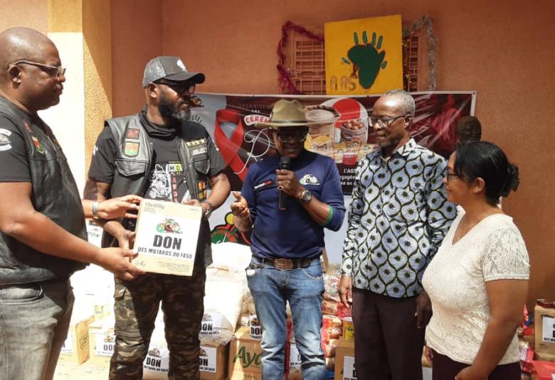 image des motards avec les responsables de AAS 