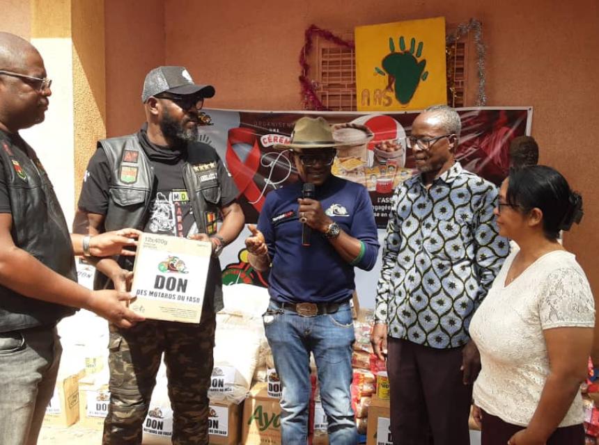 image des motards avec les responsables de AAS 